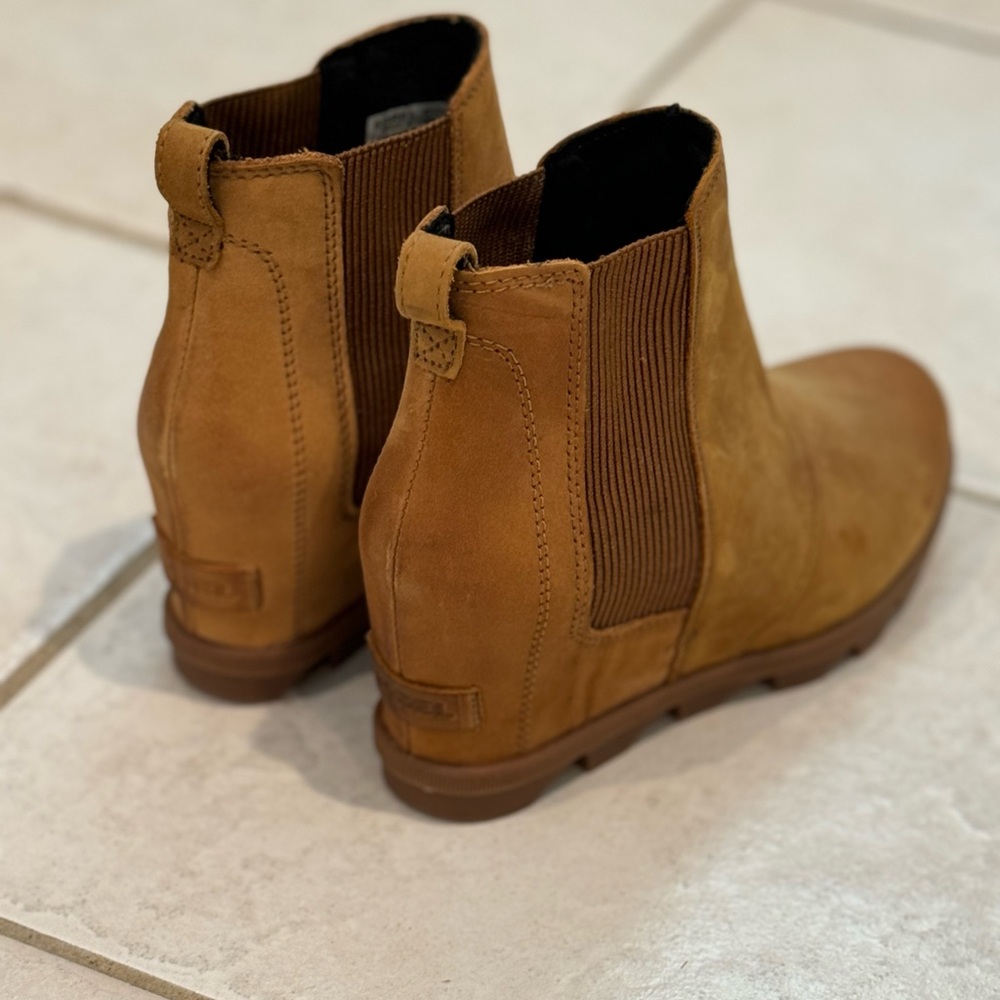 Sorel women’s Lea / Joan of Arctic Chelsea wedge booties, camel sz 9.5
